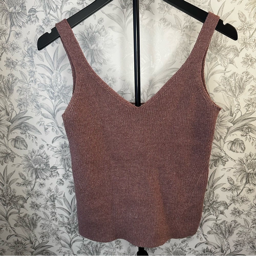 Old Navy Go-Recycled V-Neck Ribbed Knit Sweater Tank Top. Size Small Womens